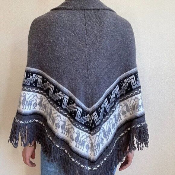 Womens Alpaca Blend Gray White Peruvian Geometric Shawl Cape Sweater Poncho Sz L - Picture 5 of 7